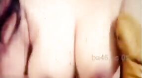 Chaz Moway ' s groot borsten zijn op volledig display in deze tamil seks film 4 min 00 sec