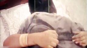 Chaz Moway ' s groot borsten zijn op volledig display in deze tamil seks film 0 min 0 sec
