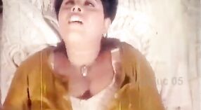 Chaz Moway ' s groot borsten zijn op volledig display in deze tamil seks film 1 min 00 sec