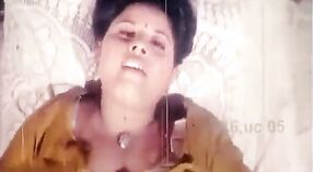 Chaz Moway ' s groot borsten zijn op volledig display in deze tamil seks film 1 min 10 sec