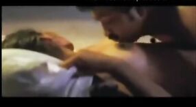 Tamil Huisvrouw gets haar borsten sucked door echtgenoot in steamy video - 1 min 20 sec