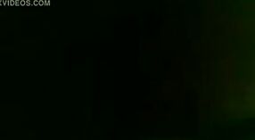 வேலூரைச் சேர்ந்த கவர்ச்சியான பணிப்பெண் குளத்தில் தனது கணவர் மீது ஏமாற்றுகிறார் 1 நிமிடம் 40 நொடி