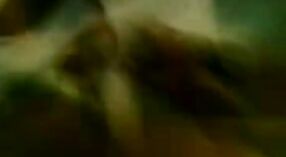 வேலூரைச் சேர்ந்த கவர்ச்சியான பணிப்பெண் குளத்தில் தனது கணவர் மீது ஏமாற்றுகிறார் 1 நிமிடம் 50 நொடி