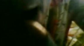 வேலூரைச் சேர்ந்த கவர்ச்சியான பணிப்பெண் குளத்தில் தனது கணவர் மீது ஏமாற்றுகிறார் 0 நிமிடம் 0 நொடி