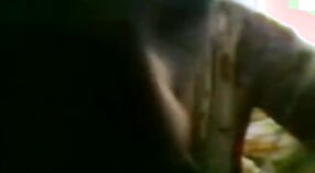 வேலூரைச் சேர்ந்த கவர்ச்சியான பணிப்பெண் குளத்தில் தனது கணவர் மீது ஏமாற்றுகிறார் 0 நிமிடம் 30 நொடி