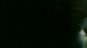 வேலூரைச் சேர்ந்த கவர்ச்சியான பணிப்பெண் குளத்தில் தனது கணவர் மீது ஏமாற்றுகிறார் 0 நிமிடம் 40 நொடி