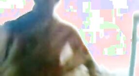வேலூரைச் சேர்ந்த கவர்ச்சியான பணிப்பெண் குளத்தில் தனது கணவர் மீது ஏமாற்றுகிறார் 1 நிமிடம் 00 நொடி