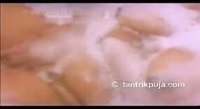 泰米尔女演员在裸露的视频中炫耀她的乳房 4 敏 20 sec