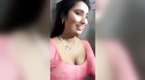 ティルプールビレッジのセクシーなインドの女子大生は、ポルノミュージックビデオで彼女の大きなおっぱいを誇示します 0 分 0 秒