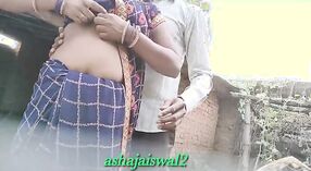 Tamil Ciocia prawdziwy seks wideo w niebieski Sari Villake 1 / min 40 sec