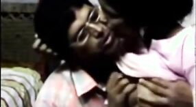 Bellissimo tamil sesso video con padre baciare figlia e seno giocare 1 min 20 sec