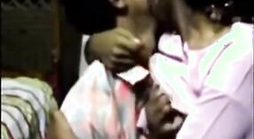 父親が娘と胸の遊びをすることをフィーチャーした美しいタミル語のセックスビデオ 1 分 30 秒