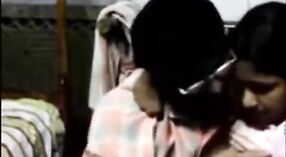 सुंदर तमिल सेक्स वीडियो की विशेषता पिता चुंबन बेटी और स्तन खेलने 2 मिन 00 एसईसी