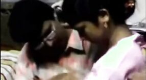 فيديو جنسي جميل من التاميل يعرض الأب يقبل ابنته ولعب الثدي 2 دقيقة 30 ثانية