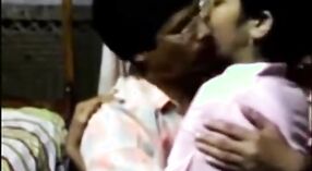 فيديو جنسي جميل من التاميل يعرض الأب يقبل ابنته ولعب الثدي 2 دقيقة 50 ثانية