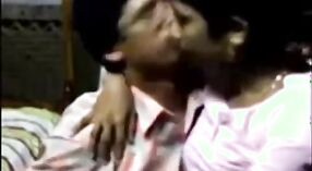 فيديو جنسي جميل من التاميل يعرض الأب يقبل ابنته ولعب الثدي 0 دقيقة 40 ثانية