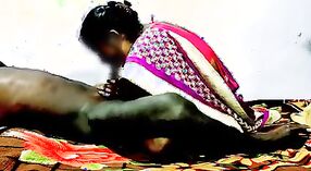 एक तमिल गांव चाची इस असली सेक्स वीडियो में एक काले रंग की गेंद के साथ नीचे और गंदा हो जाता है 0 मिन 50 एसईसी