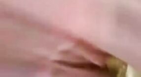 Europejski nastolatek z pulchne piersi w Vellore pocałunki Chas w Nowy wideo 3 / min 30 sec