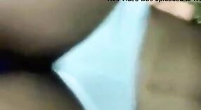 El video de una hora de duración de la tía Tirupur ordeñando sus senos 1 mín. 40 sec
