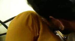 Een jonge man verwent zich met een stomend borstspel in een pornografische film 4 min 40 sec