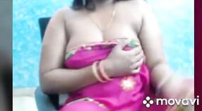 Big-breasted Tamil ciocia dostaje niegrzeczny na porno szachy Pokaż 3 / min 00 sec
