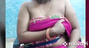 A tia Tamil de peito grande é marota num espectáculo de xadrez pornográfico 0 minuto 0 SEC