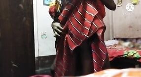 Одетая в сари деревенская девушка опускается на колени и пачкается 0 минута 0 сек