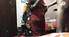 Một cô gái làng sari-clad được xuống và bẩn 1 tối thiểu 00 sn