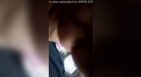 Tentador vídeo da música Tamil com uma tia sexy 1 minuto 50 SEC