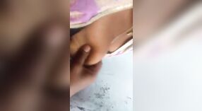Verlockendes tamilisches Musikvideo mit einer sexy Tante 3 min 00 s