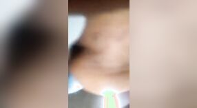 Tentador vídeo da música Tamil com uma tia sexy 1 minuto 00 SEC