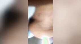 Verlockendes tamilisches Musikvideo mit einer sexy Tante 1 min 00 s