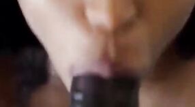 Gadis India yang cantik memberikan blowjob yang intens dalam video porno ini 1 min 50 sec