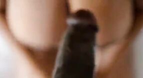 Gadis India yang cantik memberikan blowjob yang intens dalam video porno ini 2 min 00 sec