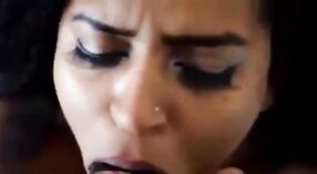 Gadis India yang cantik memberikan blowjob yang intens dalam video porno ini 2 min 40 sec