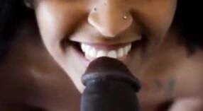 Gadis India yang cantik memberikan blowjob yang intens dalam video porno ini 0 min 0 sec