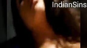 Um homem é excitado pela Câmara de queijos poolai de uma modelo de Mumbai neste vídeo pornográfico Tâmil 7 minuto 40 SEC
