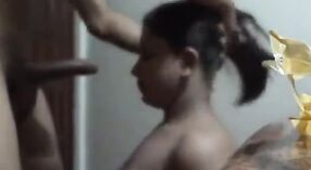 Tamil college girl Devidia dostaje niegrzeczny w tym filmie 2 / min 20 sec