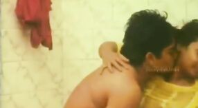 Schachfilm mit einer Freundin und ihrem Freund, die sich gegenseitig duschen und lutschen 0 min 50 s