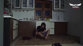 Tamil ev hanımı hizmetçisiyle yaramazlık yapıyor 4 dakika 20 saniyelik