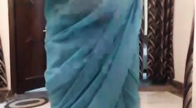 Rijpere Indiase vrouw in een sari gets intimate in porno video 2 min 20 sec