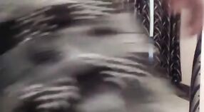 একটি শাড়িতে পরিপক্ক ভারতীয় মহিলা পর্ন ভিডিওতে অন্তরঙ্গ হন 3 মিন 20 সেকেন্ড