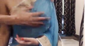 Rijpere Indiase vrouw in een sari gets intimate in porno video 4 min 20 sec