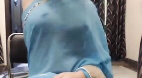 Maduro Mulher Indiana em um sari fica íntimo em vídeo pornô 7 minuto 20 SEC