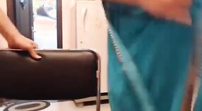एक साडी मधील प्रौढ भारतीय महिला अश्लील व्हिडिओमध्ये जिव्हाळ्याचा आहे 8 मिन 20 सेकंद