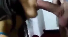 Bella tamil ragazza del college dà un incredibile pompino e ingoia sperma in questo caldo video porno 1 min 20 sec
