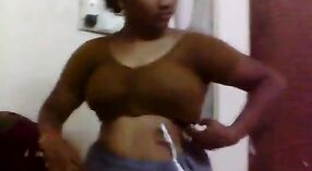 Beautiful Tamil Aunty with Big Boobs in HD Porn Video 1 min 40 sec