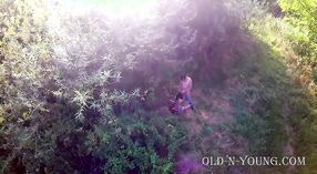 Tamilisches Outdoor-Sexvideo: Älterer Mann in Aktion 2 min 00 s