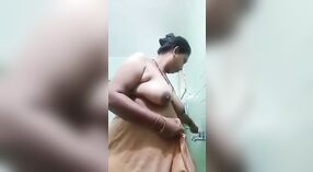 Tante villageoise mature montre sa chatte poilue et se masturbe 0 minute 30 sec