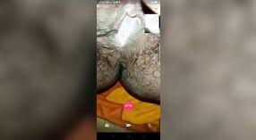 या वाफेच्या व्हिडिओमध्ये देहाती भाभाची केसाळ मांजर आणि स्तन पहा 2 मिन 00 सेकंद